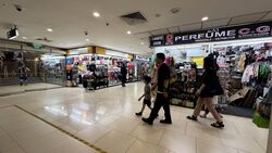Lucky Plaza (D9), Retail #561793811